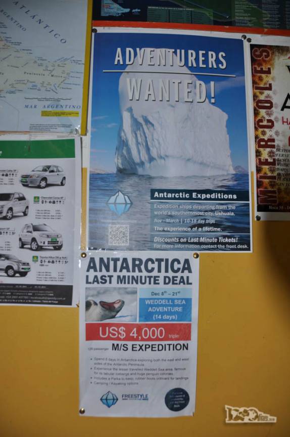 Anúncios de viagens 'baratas' à Antártida em murais de hostels em Ushuaia, na Terra do Fogo, sul da Argentina